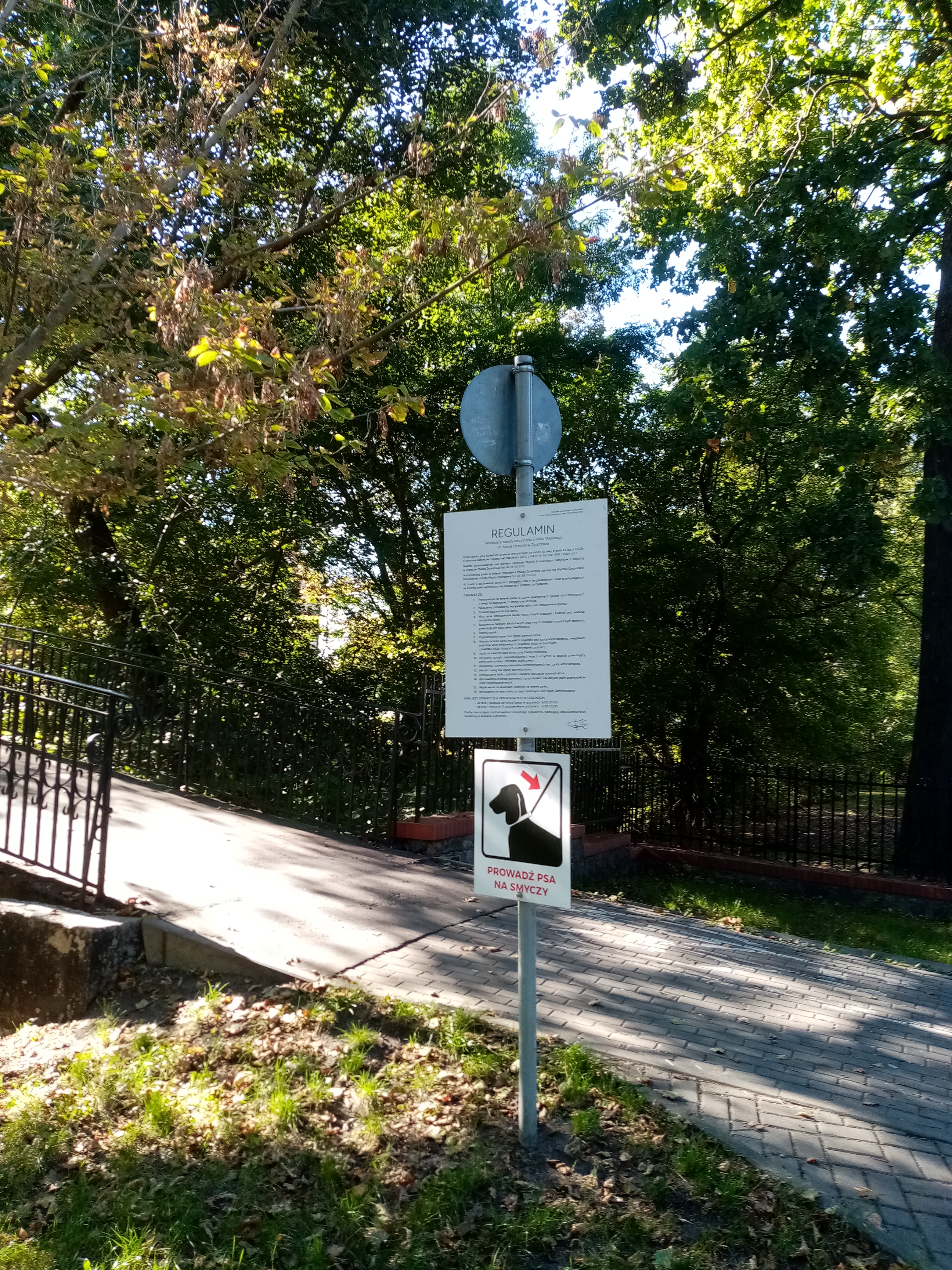 Park Żyrardowski Prowadź Psa na smyczy.jpg