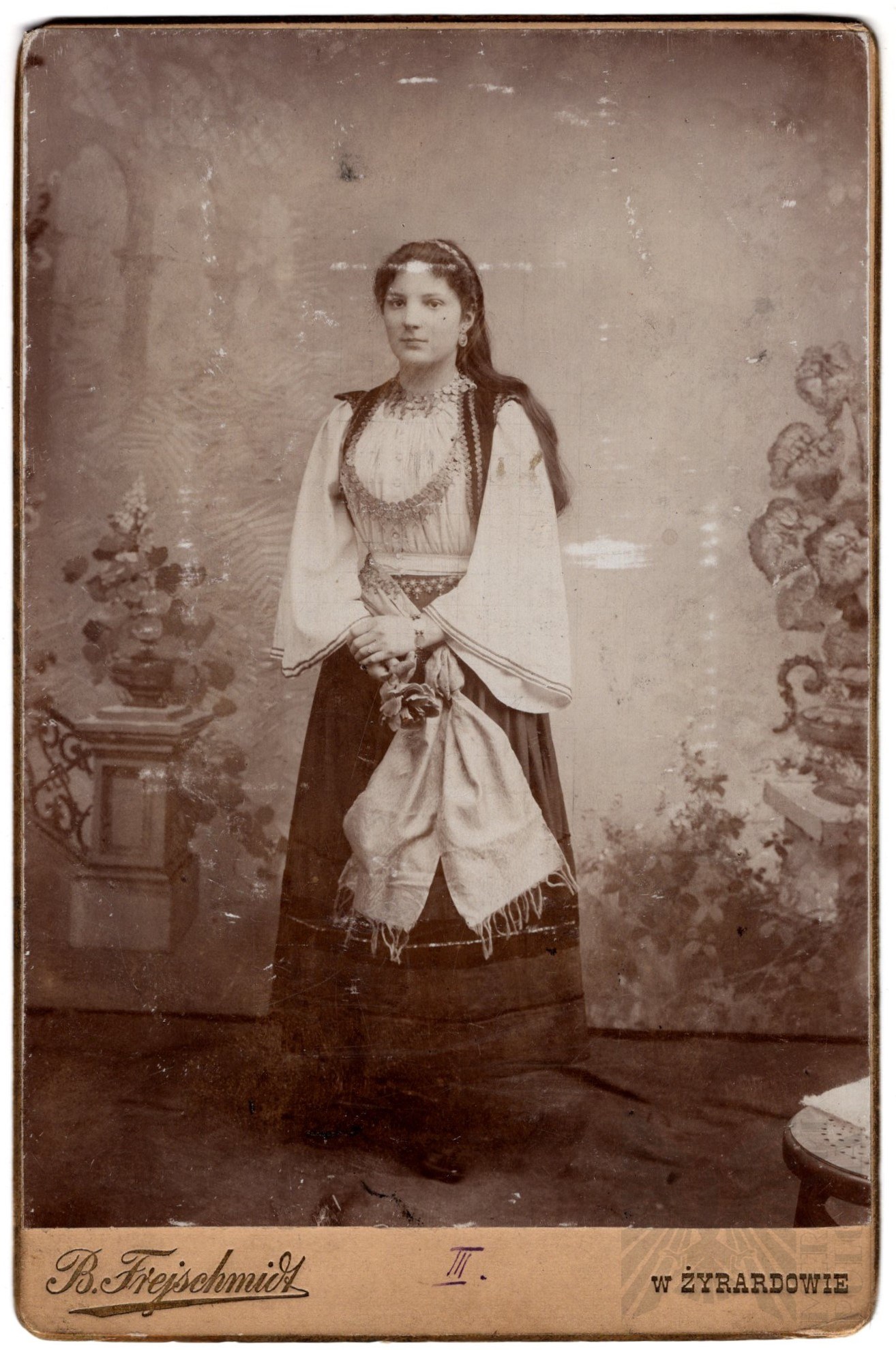 Dziewczyna strój ludowy Żyrardów.jpg