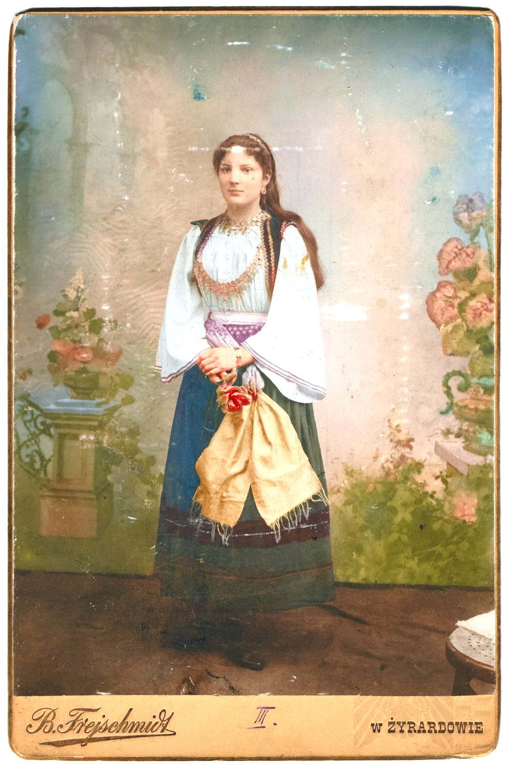 Dziewczyna strój ludowy Żyrardów kolorowanie AI.png