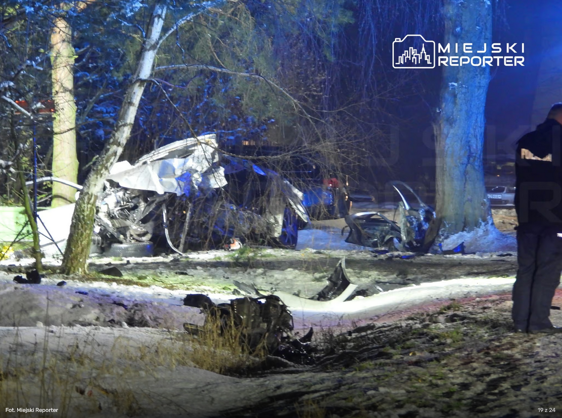 Samochód po wypadku kierowcy Żyrardów owinięty na drzewie.png