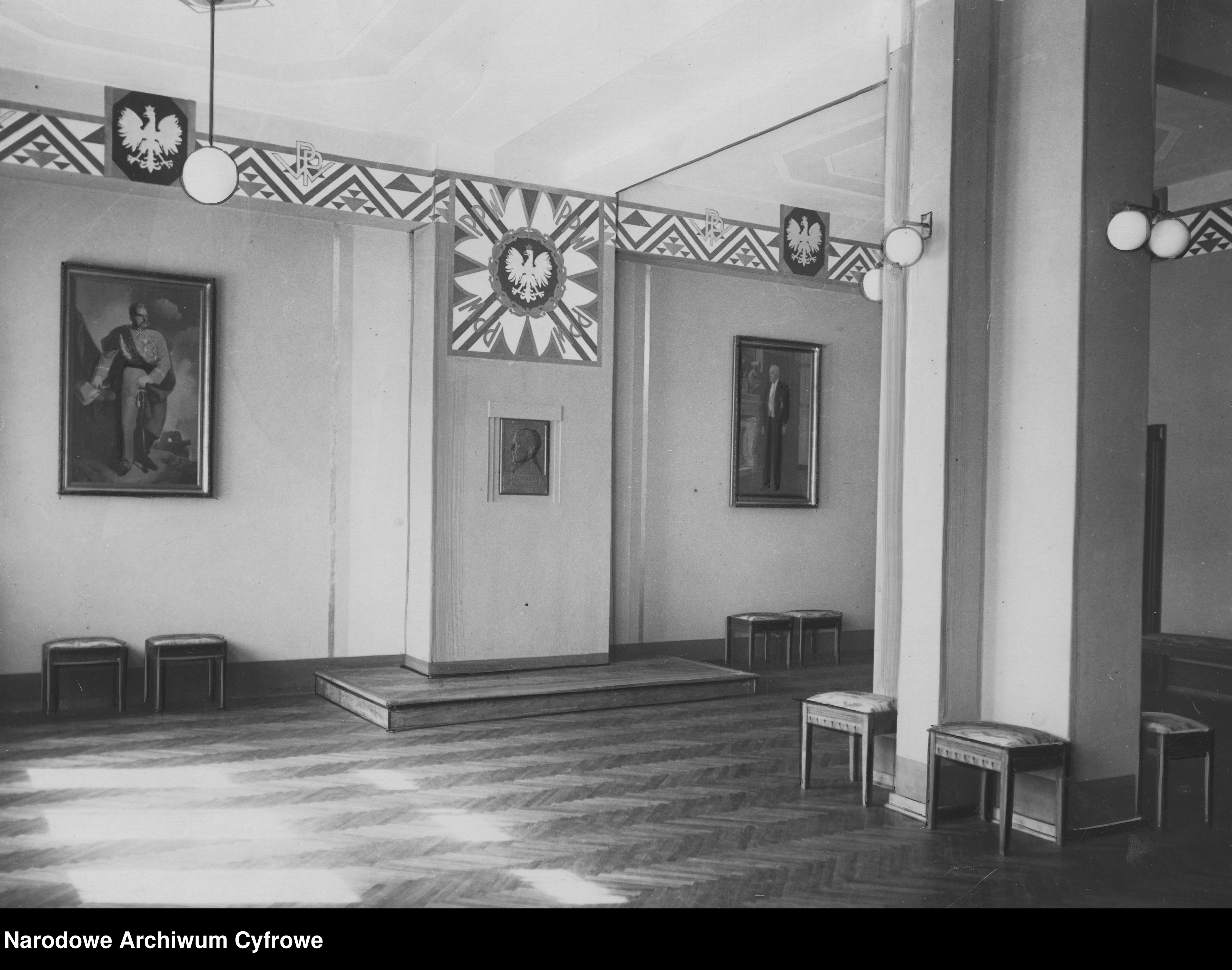 Portrety PIłsudskiego i Mościckiego za życia na ścianie.jpg