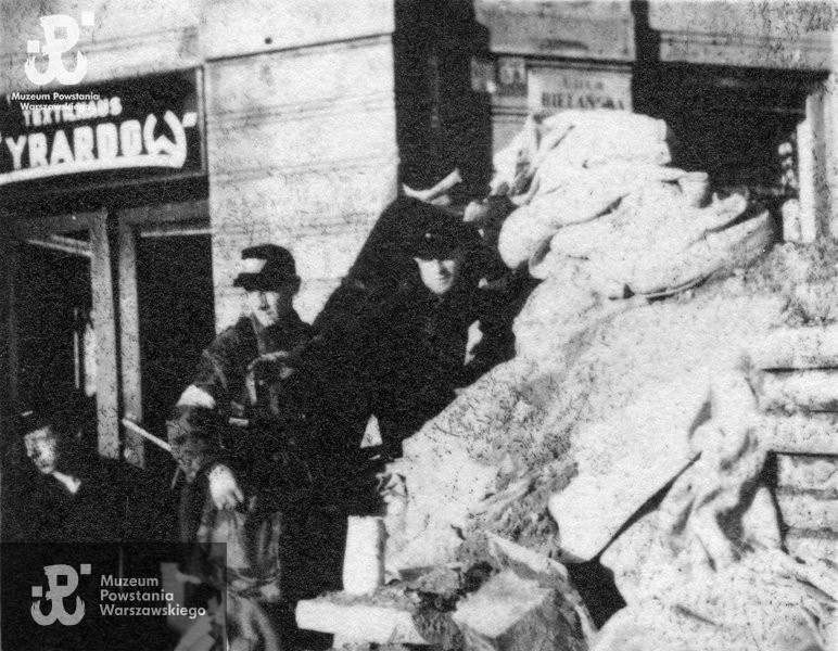 Barykada Żyrardów obok sklepu.jpg